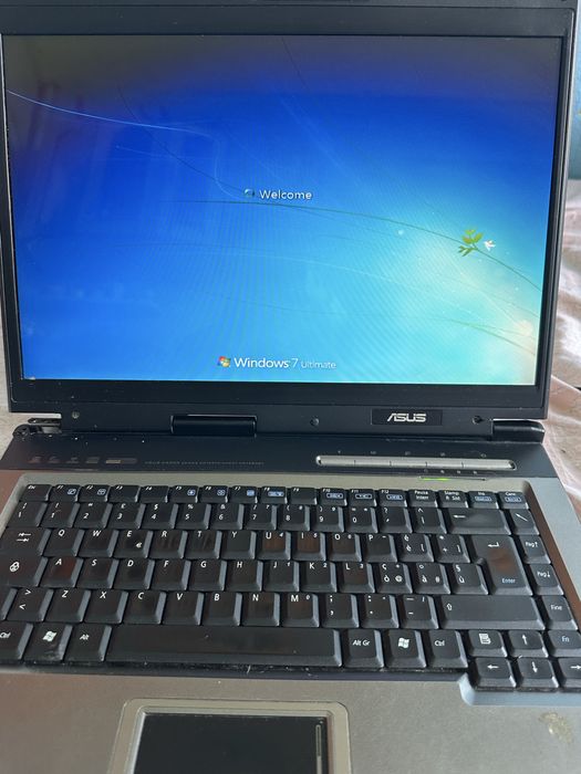Laptop in stare foarte buna , trebuie dat reset si este perfect functional