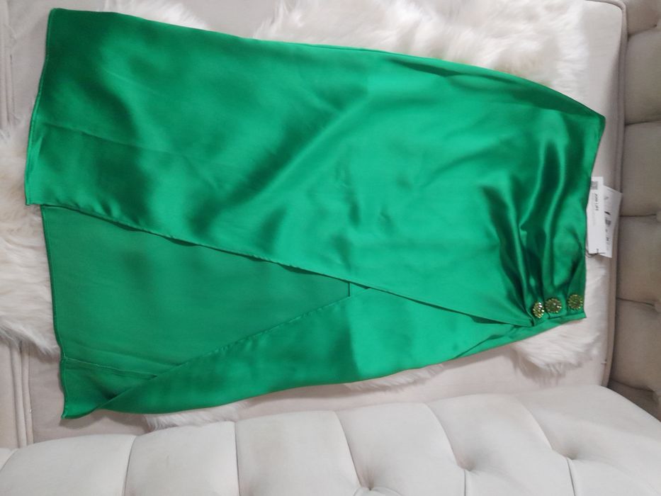 Fusta midi satinata verde smarald cu nasturi bijuterie mărimea XS Zara