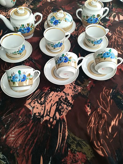 Продаются сервизы разные на 6 персон новые из серванта