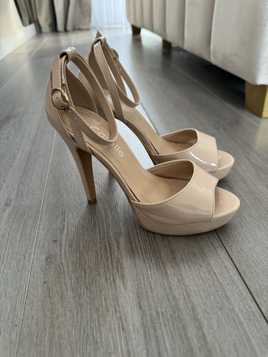 Sandale cu toc bej/crem marimea 36