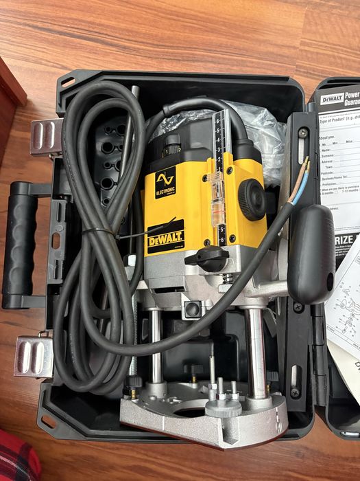 Masina de frezat lemne DeWalt