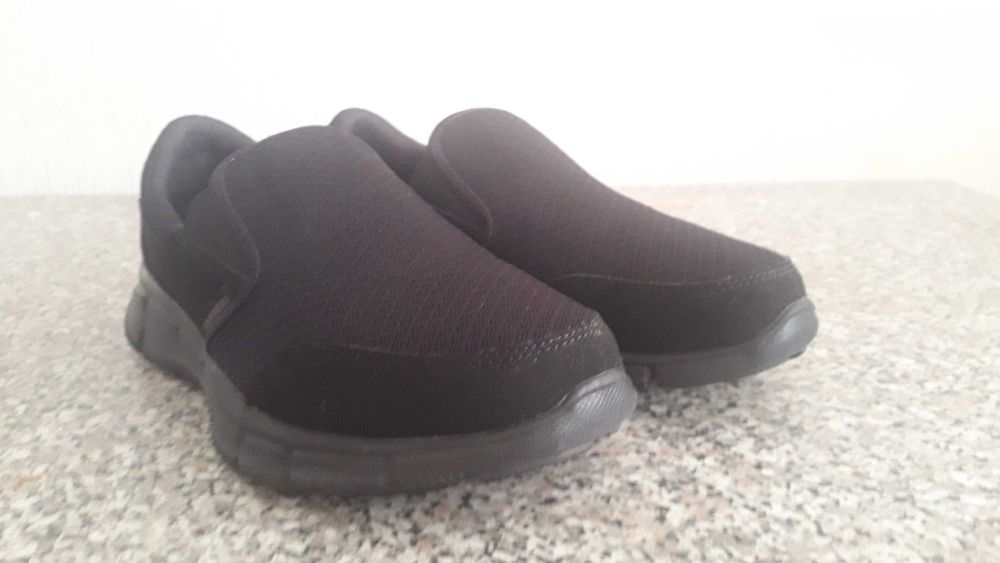Продам кроссовки Skechers