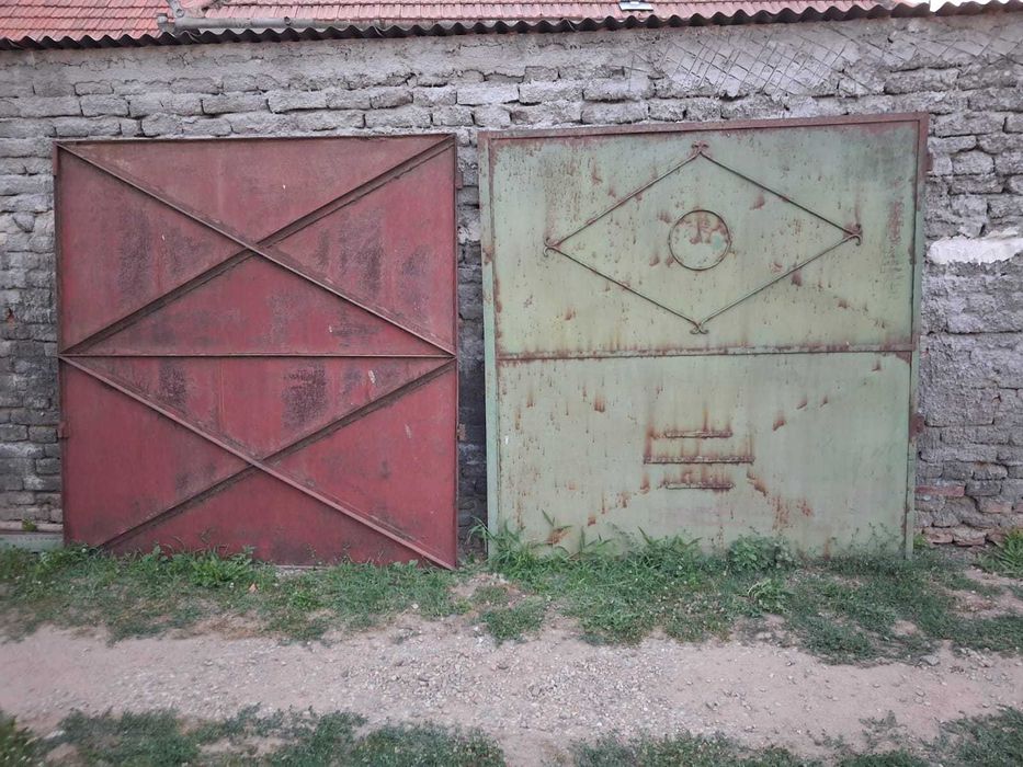 Poarta si usa de fier veche robust