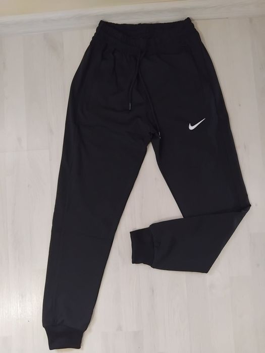 Ieftin!  pantaloni Adidas de trening.