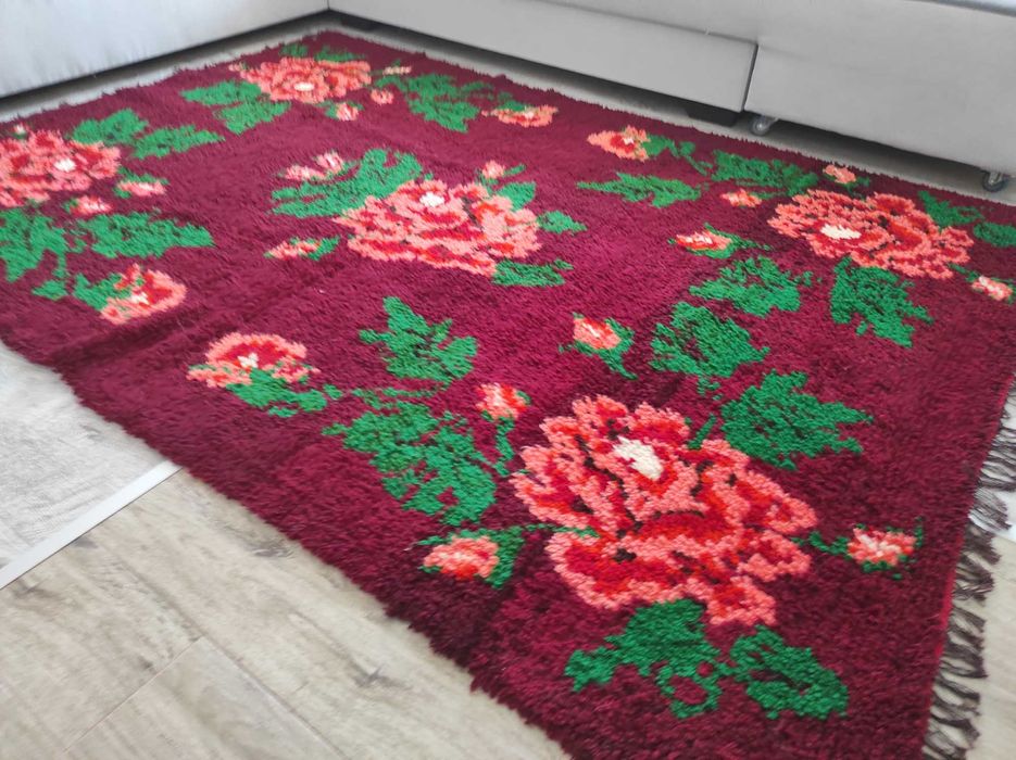 Автентичен ръчно тъкан вълнен килим 200x150 см – бордо с едри рози