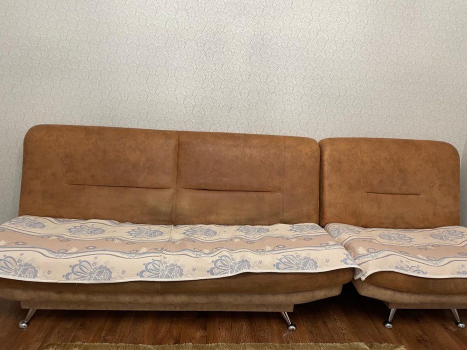 Продам диван с двумя креслами