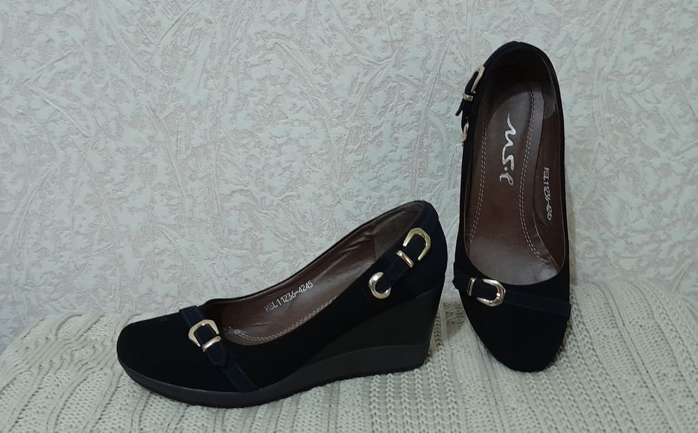 Туфли на танкетке.