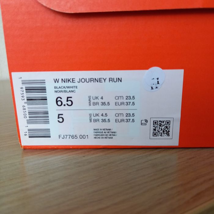 Продам кроссовки новые