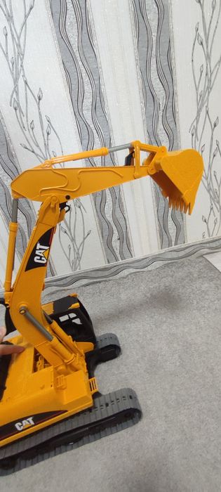 Игрушечный гусеничный экскаватор