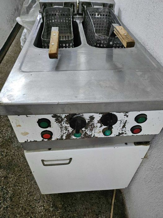 Продавам професионален фритюрник с 2 кошници