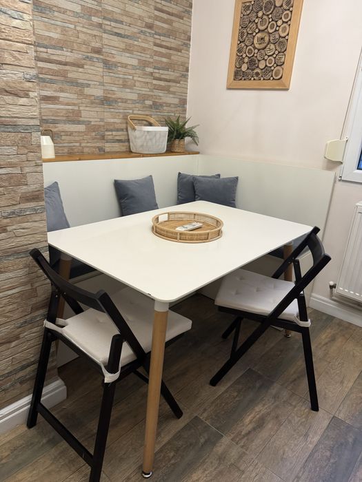 Colțar, masă și 4 scaune pliabile