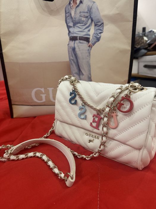 Дамска чанта GUESS