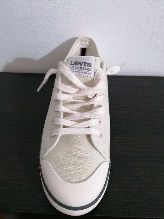 Teniși Levi Strauss noi 44