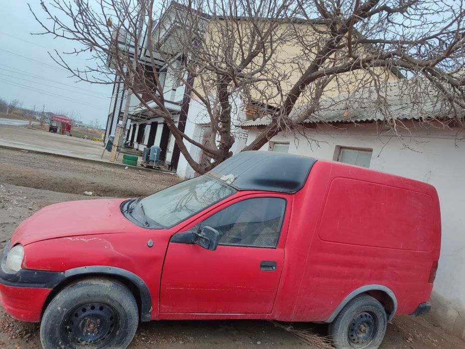 Opel Combo avtomobili sotiladi