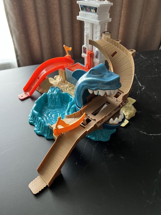 Продам трек Hot Wheels Атака Акулы