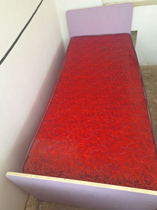 Кровать. Односпальная. Б/у. В хорошем состоянии.