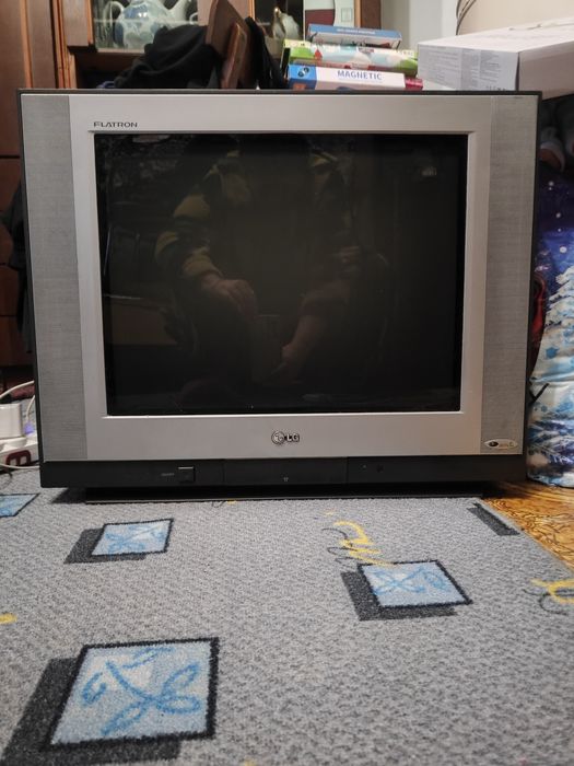 Телевизор LG с подставкой