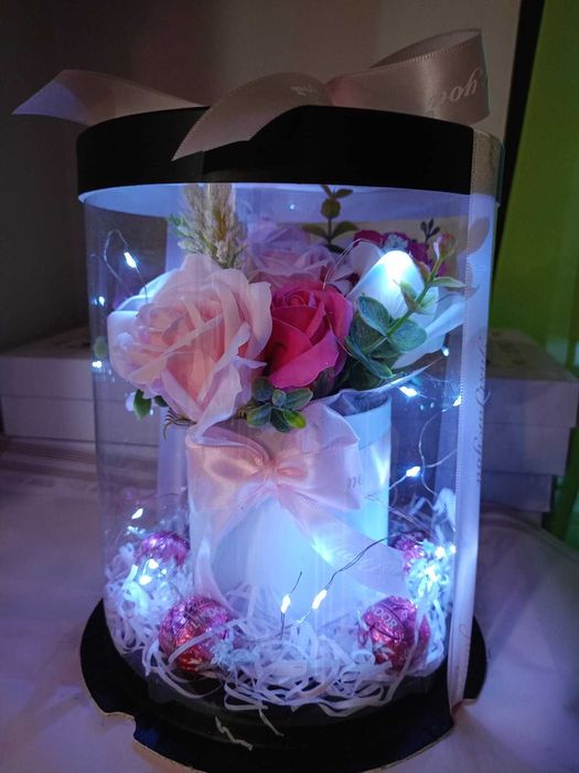 Празнична кутия с букет от рози
