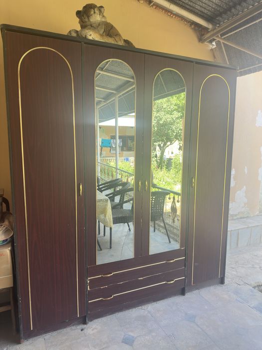 Shkaf 4 eshiklik xolati yaxshi oyna + 2 ta tortmasi bor