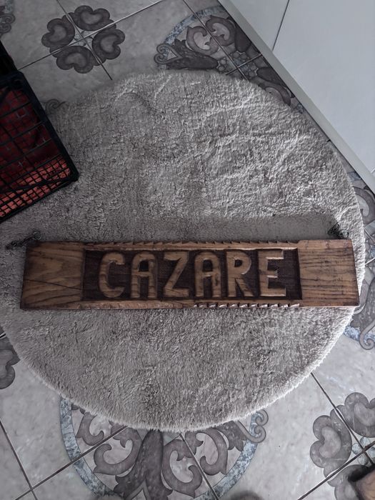 Indicatoare rustice din lemn masiv sculptate