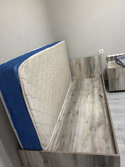 Продается кровать с матрасом