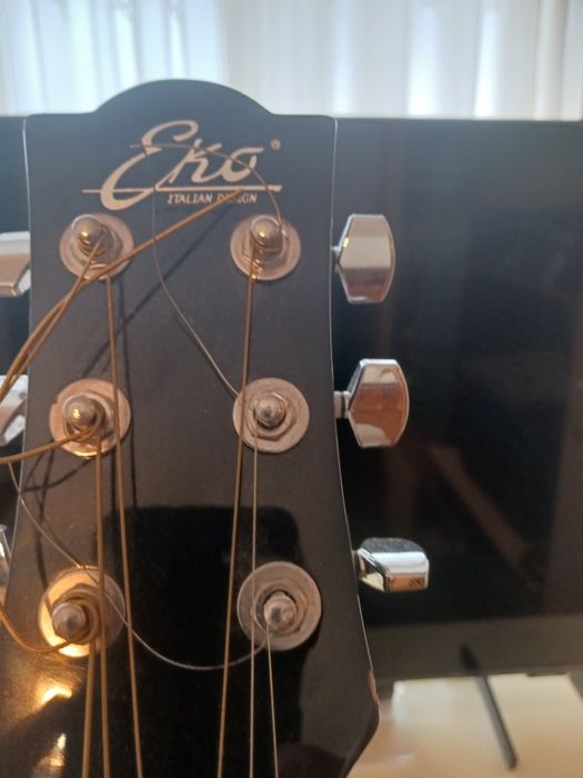 Chitara electro acustica Eko cu pedala efecte Zoom
