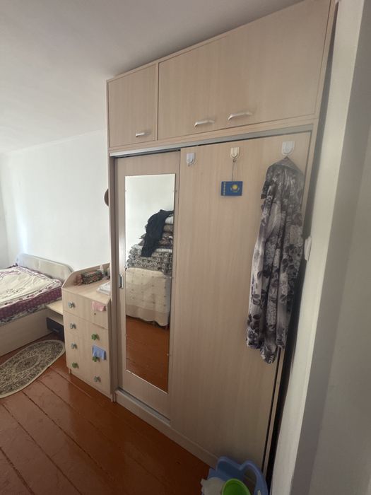 Продам кррваить тумбу и шкаф