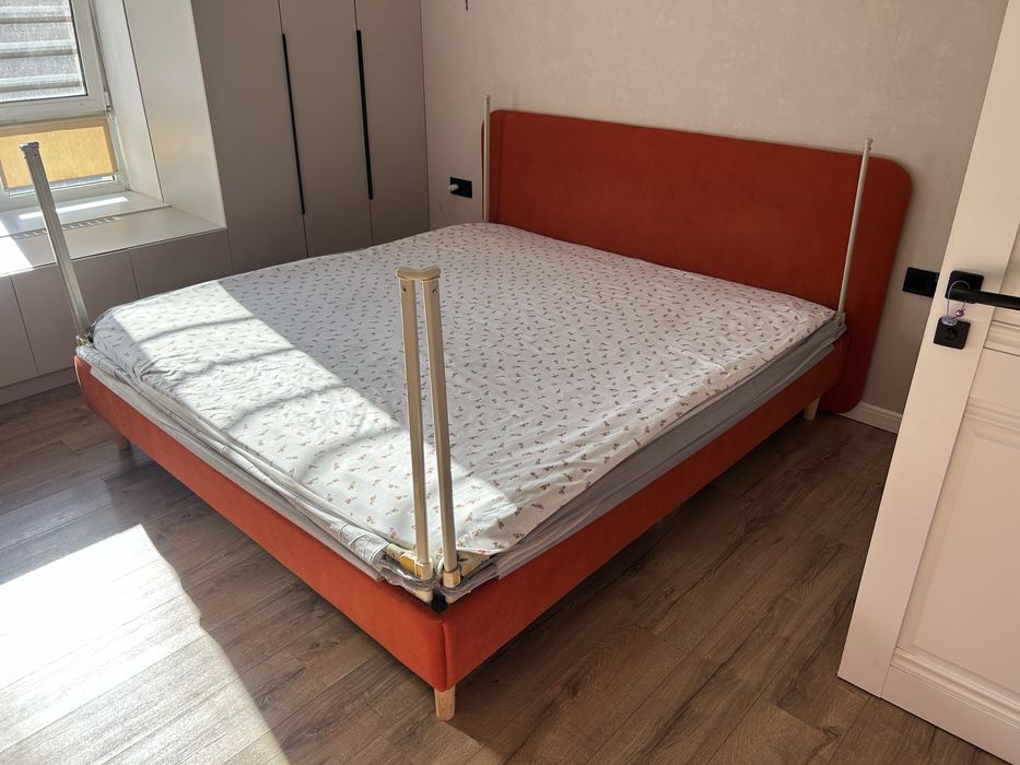 Продается кровать 180*200 с матрацом