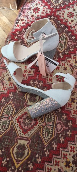 Елегантни сандали с дебел ток!