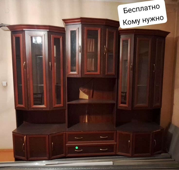Отдам бесплатно горку. На продажу еще есть стенка большая