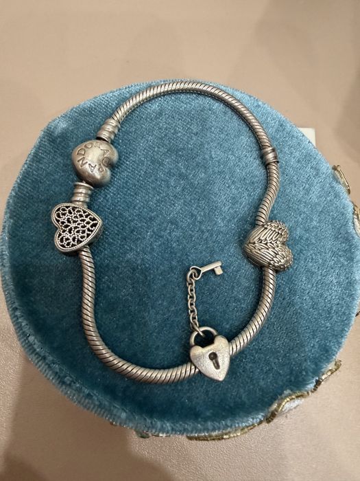 Продам оригинал браслет pandora. 3 шарма