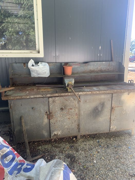 Banc de lucru metalic cu menghina 2,5 m ideal service auto