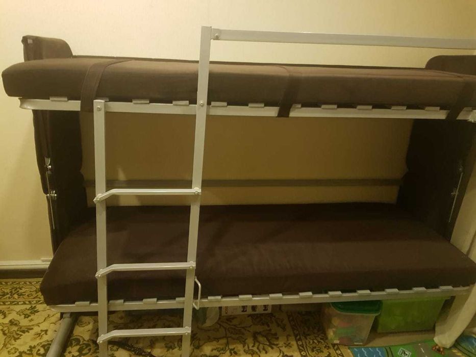 Продается диван-кровать трансформер. 2х ярусный.
Съемные чехлы.