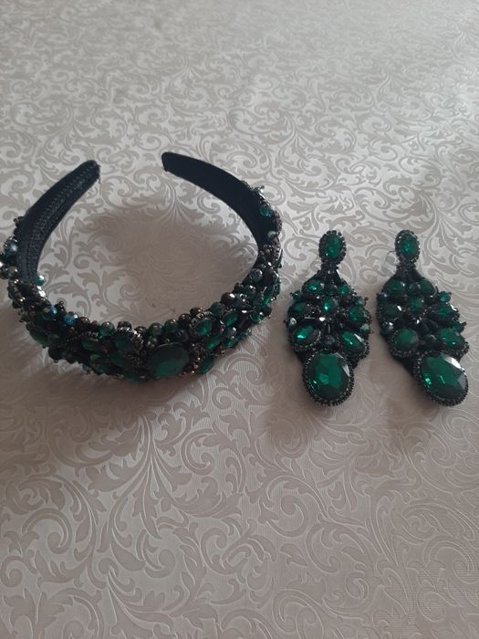 Обадок и серьги со стразами