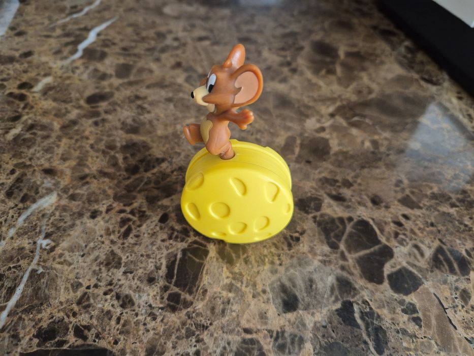 Колекция от играчки на Дисни герои