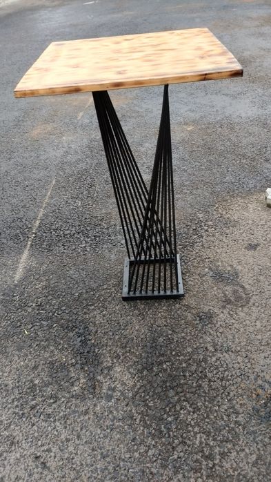 Vând masă bar din fier cu un design deosebit.