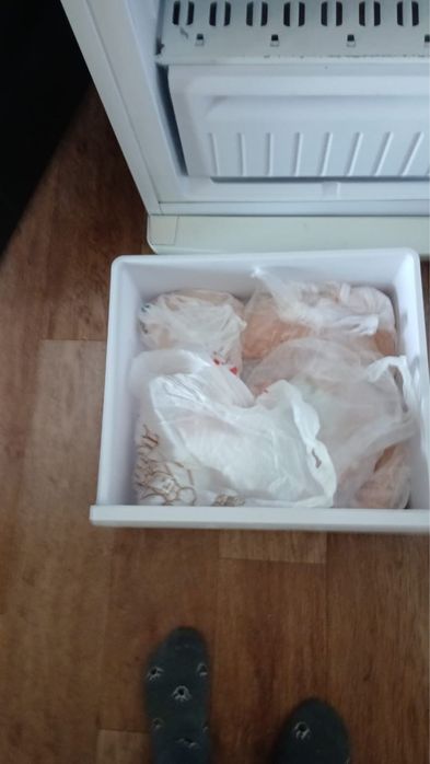 Продам морозильник вертикальный