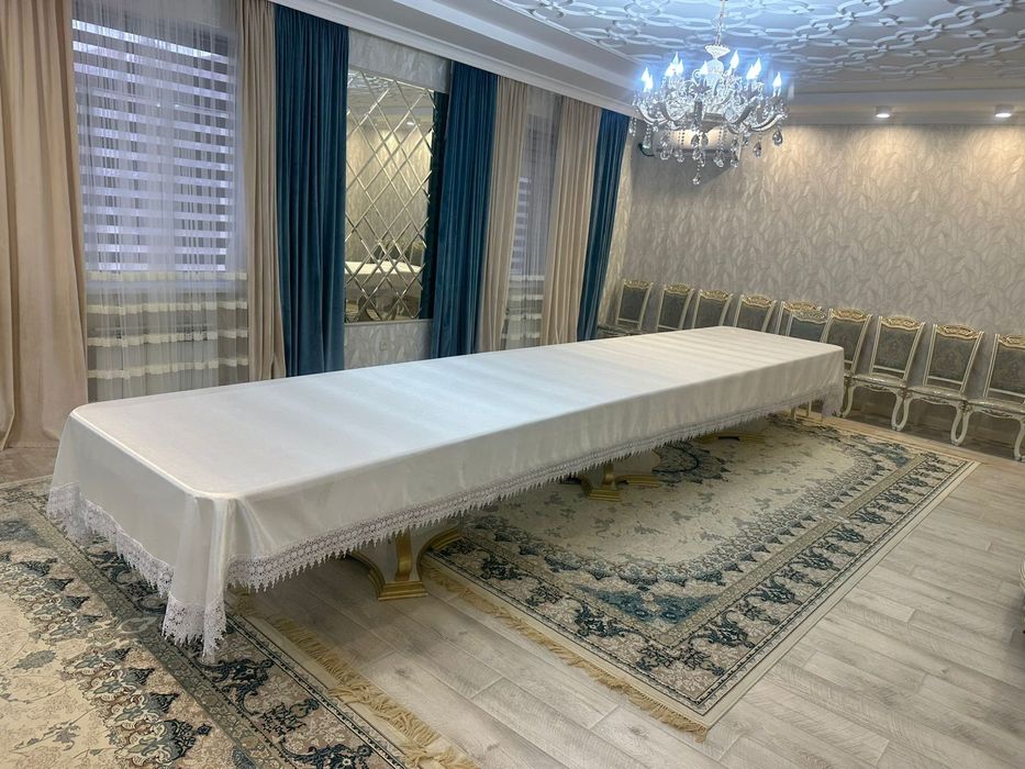 Гостевой стол в отличном состоянии