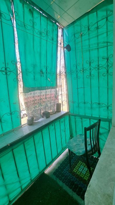 Чирчик шахар 
8-микрораён изуми ёнида 
#1-хона 2-етаж
Квартира ижа