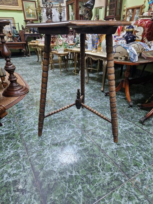 Страхотна антикварна холандска дървена масичка резба