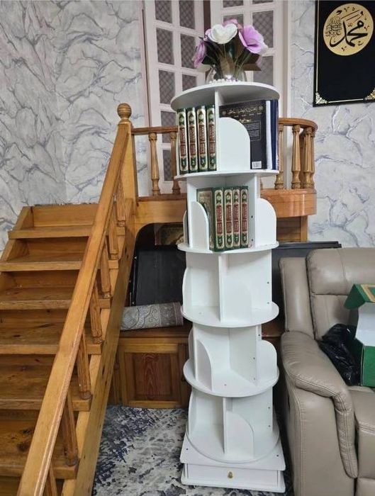 Kitob uchun ĝildirakli shkaf