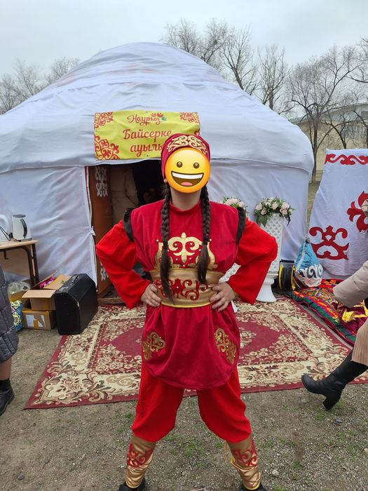 Ұлттық киімдер сатылады