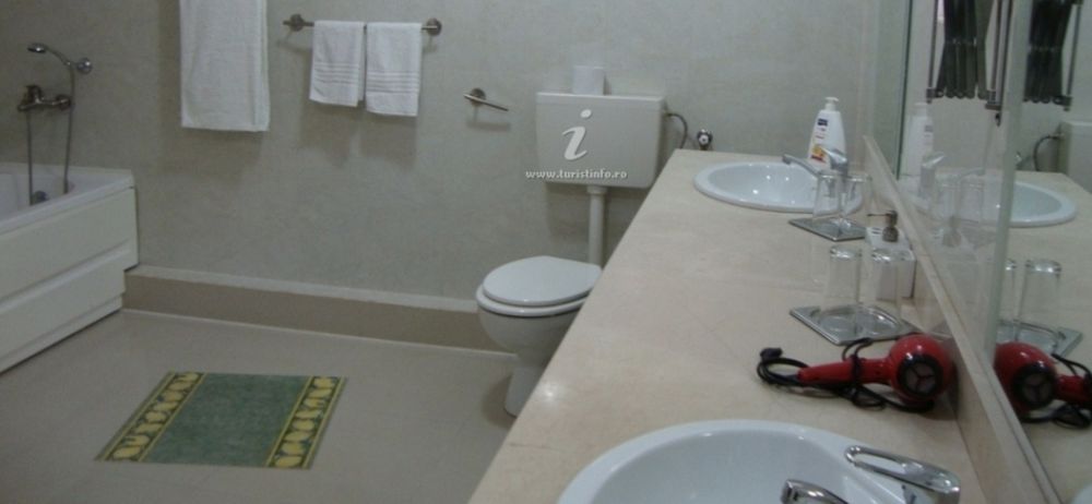 Vilă, pensiune mobilată,utilată. Lângă plajă. 9 camere.