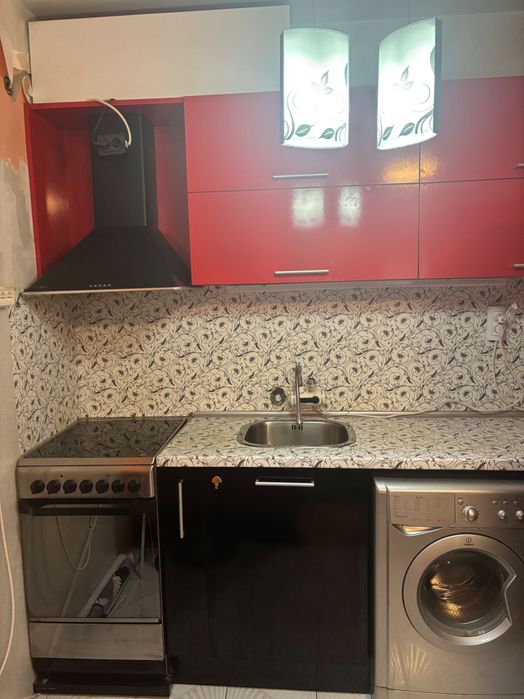 Кухня с островче с шкафчета