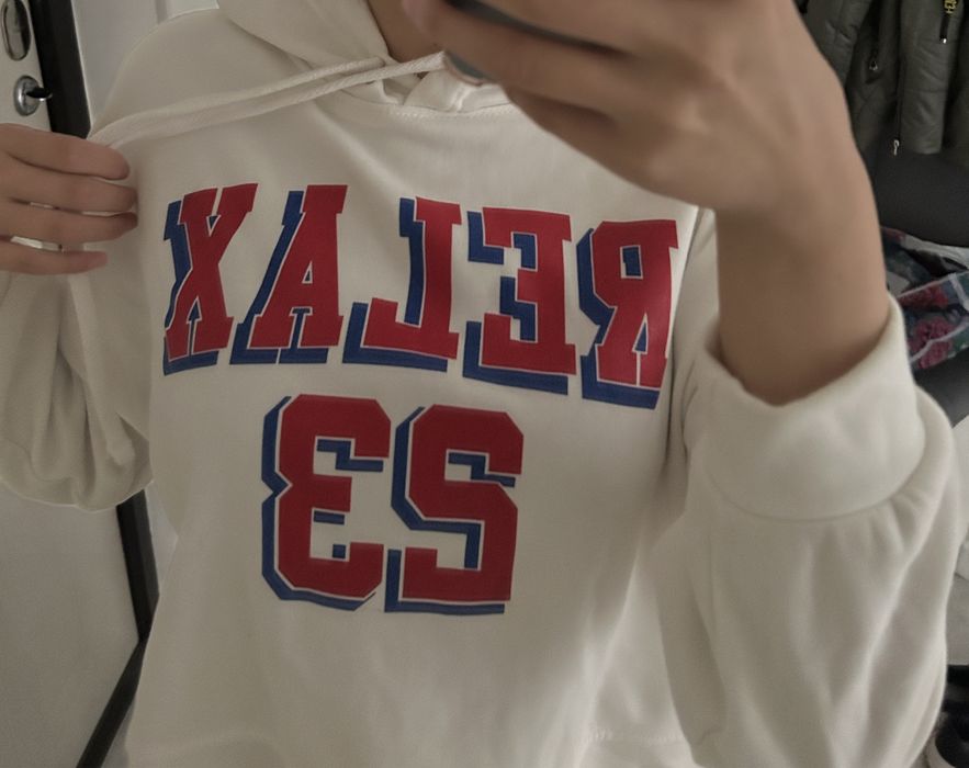 Белая короткая толстовка