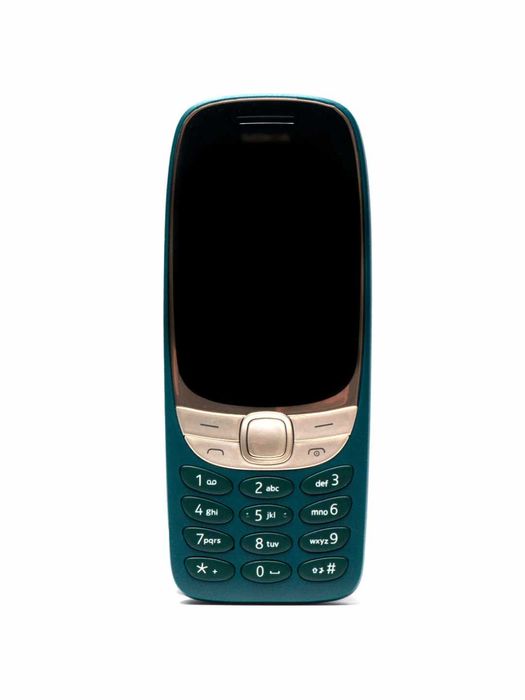 6310 tugmachali telefon, ikkita sim va kuchlik quvvat batareyasi bilan