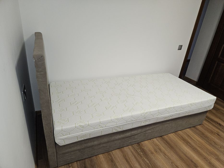 Pat tapițat cu saltea cu spumă de memorie
