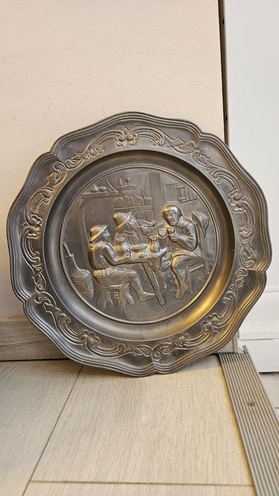 Butoi lemn,  ceas și farfurii zinc