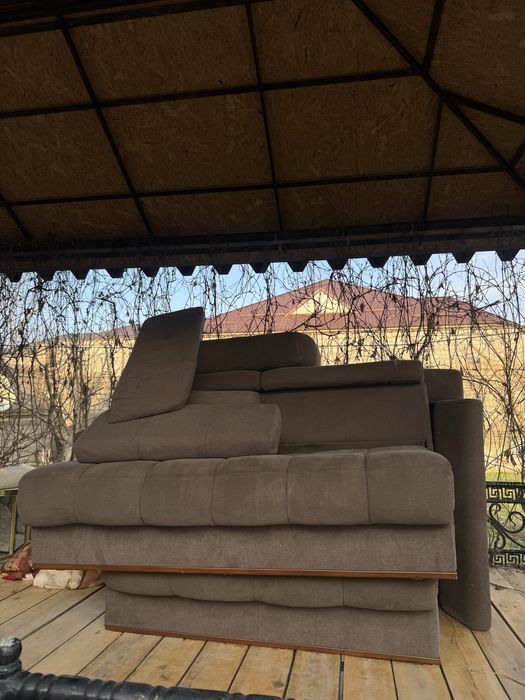 Диван коричневый