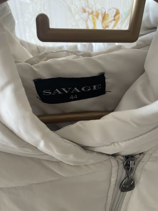 Куртка белая.